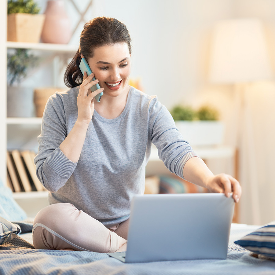 woman working on a laptop 2023 11 27 05 22 45 utc